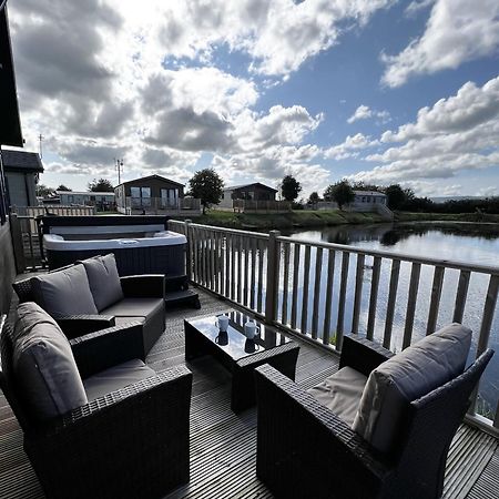 Diddly Squat Lodge With Hot Tub, Pendle View Holiday Park Clitheroe Exterior photo