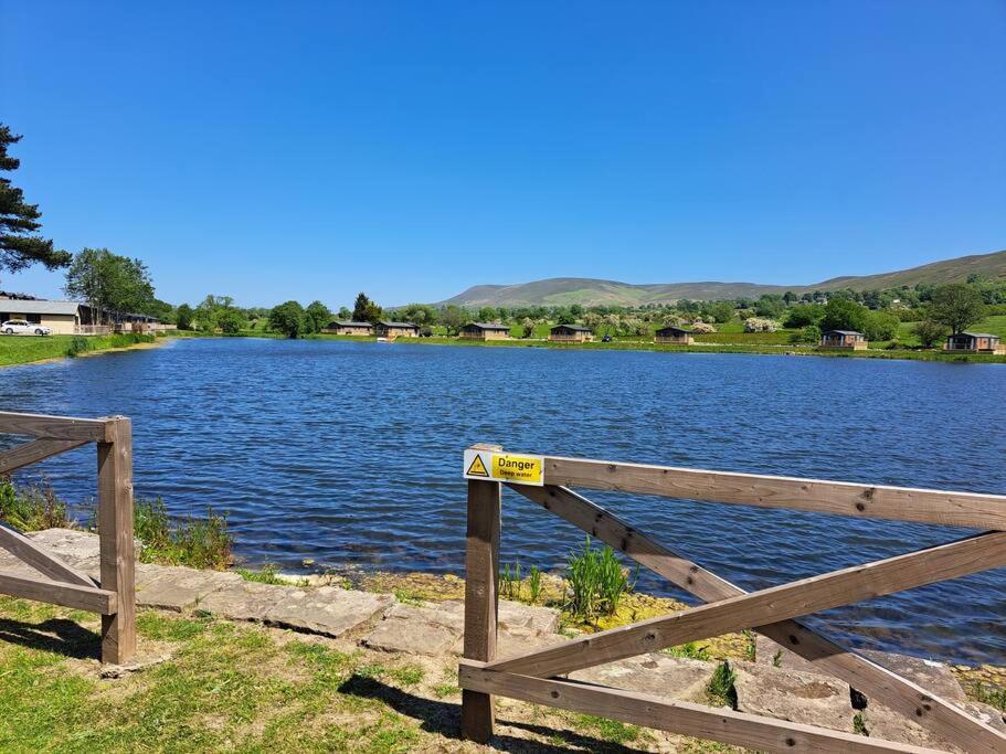 Diddly Squat Lodge With Hot Tub, Pendle View Holiday Park Clitheroe Exterior photo