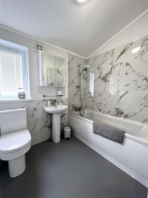 Diddly Squat Lodge With Hot Tub, Pendle View Holiday Park Clitheroe Exterior photo