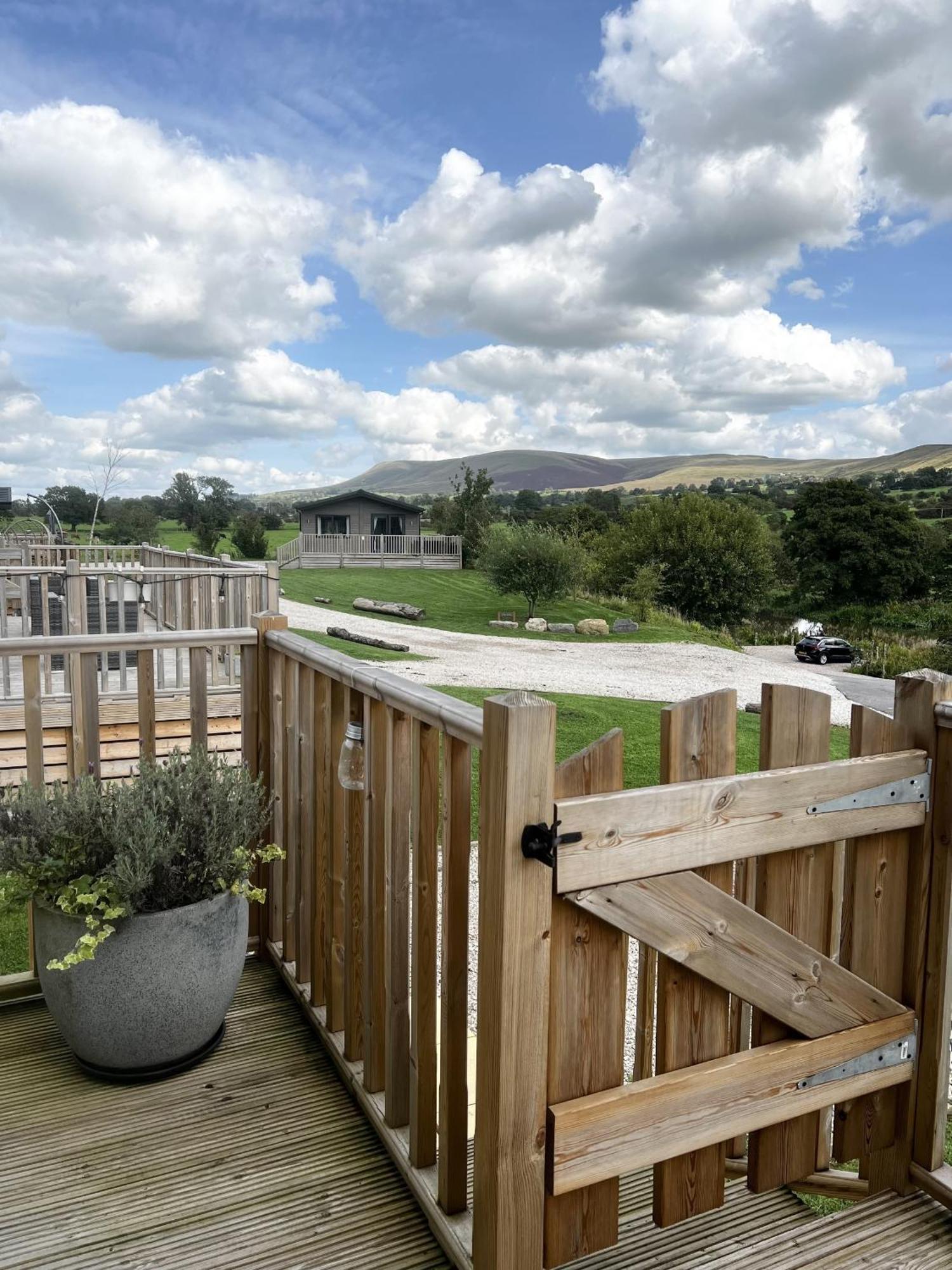 Diddly Squat Lodge With Hot Tub, Pendle View Holiday Park Clitheroe Exterior photo
