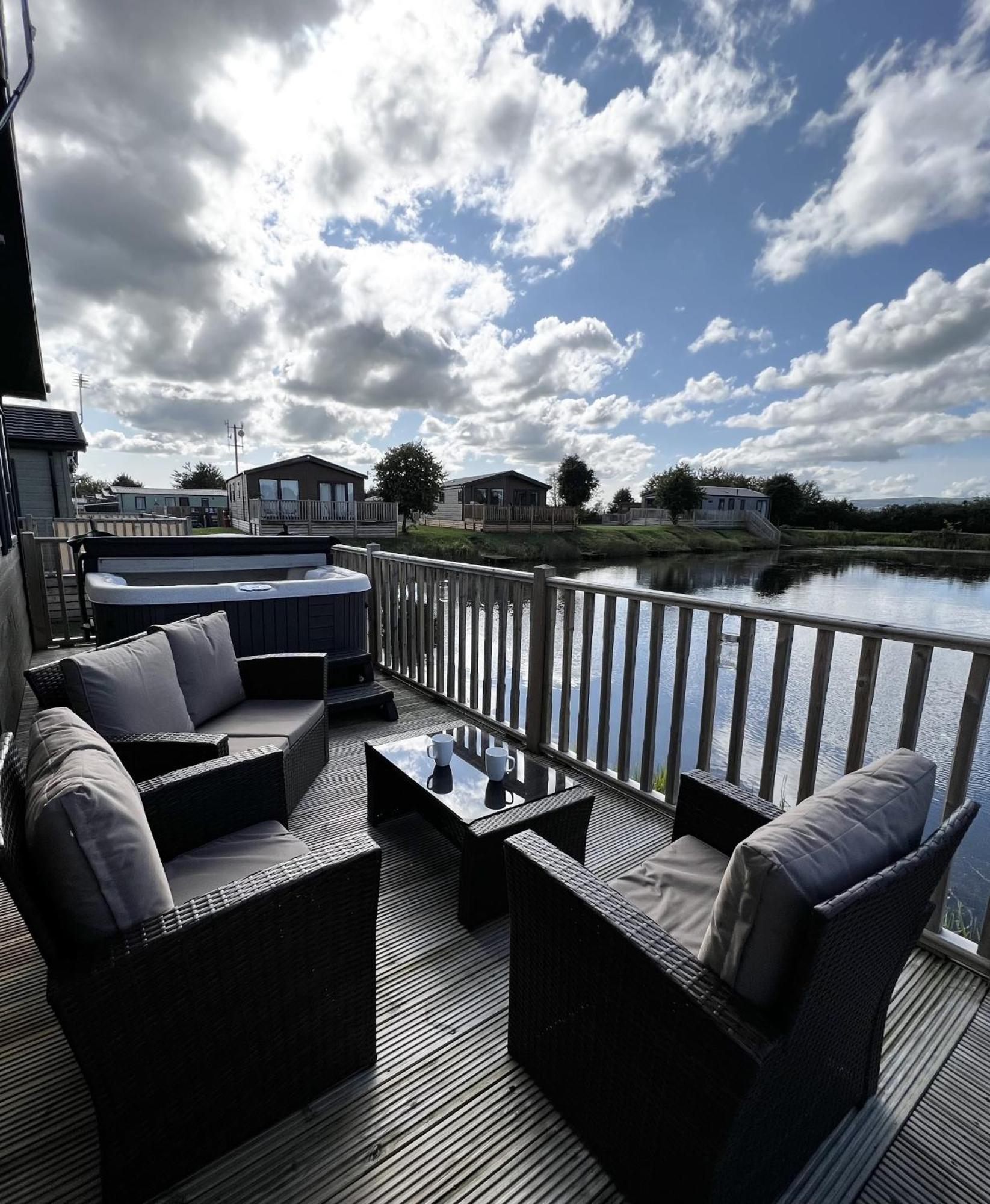 Diddly Squat Lodge With Hot Tub, Pendle View Holiday Park Clitheroe Exterior photo